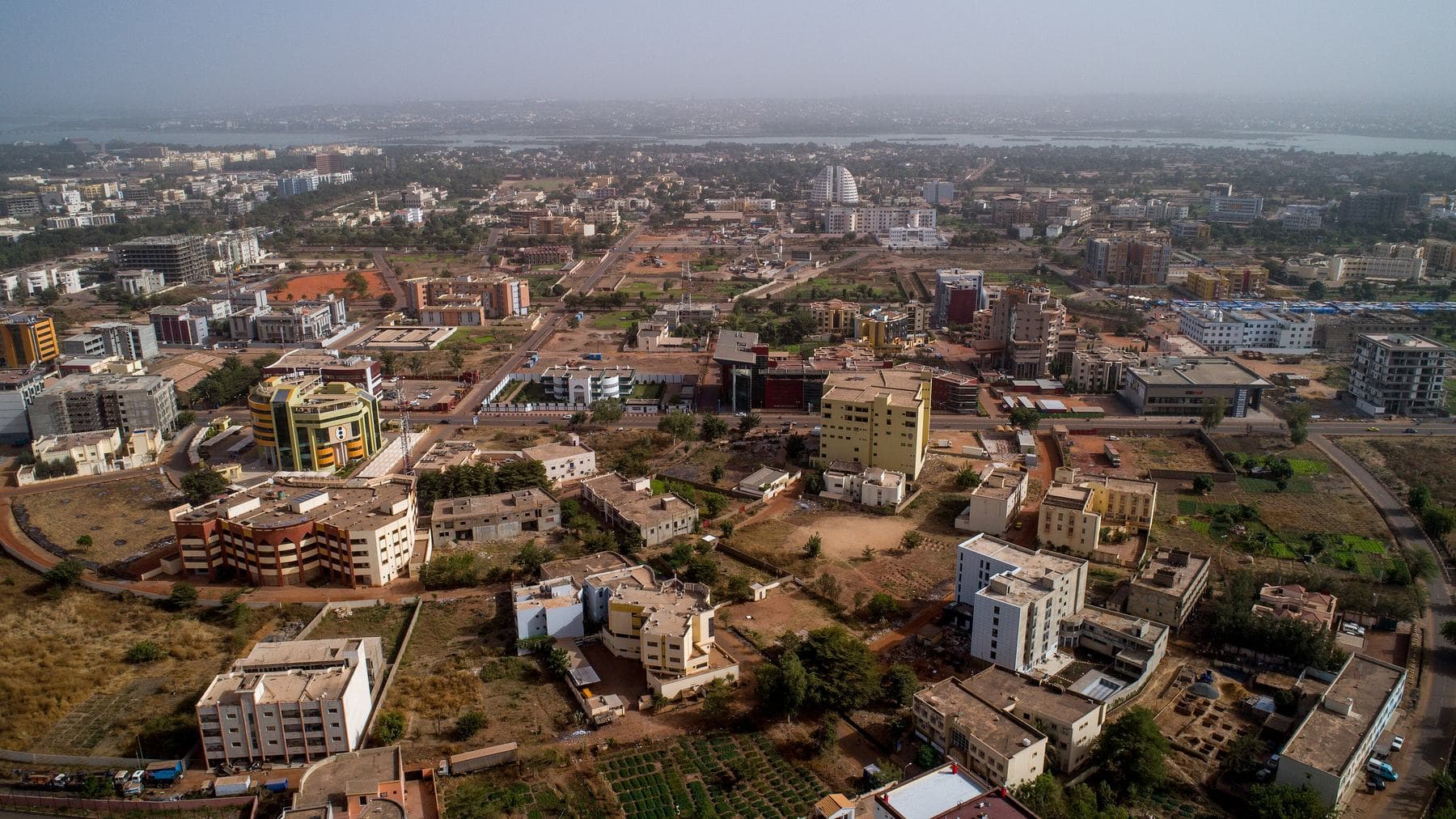 Vue aérienne du quartier ACI 2000 à Bamako, le fleuve Niger en arrière-plan